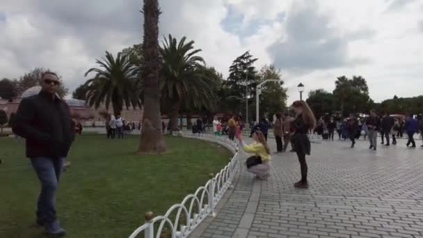 Auf Dem Sultanahmet Platz Istanbul Gehen Die Menschen Ausgeruht Türkei — Stockvideo