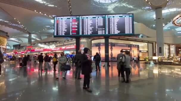 Νέο Αεροδρόμιο Της Κωνσταντινούπολης Επιβάτες Κοιτάζουν Τον Πίνακα Αναχωρήσεων Τουρκία — Αρχείο Βίντεο