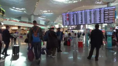 İstanbul Yeni Havalimanı, yolcular kalkış kuruluna baksın. Türkiye İstanbul Eylül 2021 