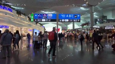 Yeni İstanbul havaalanı, yolcularla birlikte hareket salonu. Türkiye İstanbul Eylül 2021