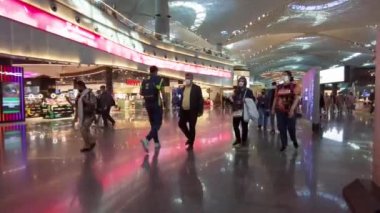 Yeni İstanbul havaalanı, yolcularla birlikte hareket salonu. Türkiye İstanbul Eylül 2021