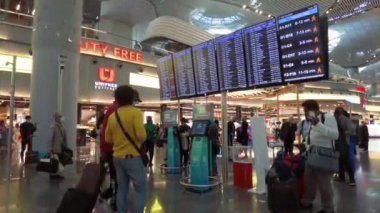 Yeni İstanbul havaalanı, yolcular kalkış kuruluna baksın. Türkiye İstanbul 20 Eylül