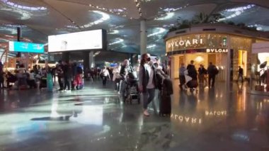 Yeni İstanbul havaalanı, yolcularla birlikte hareket salonu. Türkiye İstanbul Eylül 2021
