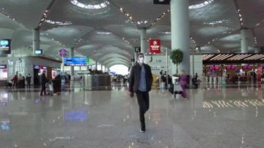 Yeni İstanbul havaalanı, yolcularla birlikte hareket salonu. Türkiye İstanbul Eylül 2021
