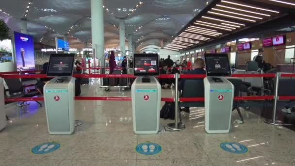 新しいイスタンブール空港 航空機便の自動チェックイン機 トルコイスタンブール2021年9月 — ストック動画