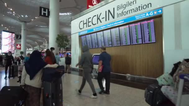 Lotnisko Nowym Stambule Pasażerowie Patrzą Tablicę Odlotów Turcja Stambuł Wrzesień — Wideo stockowe