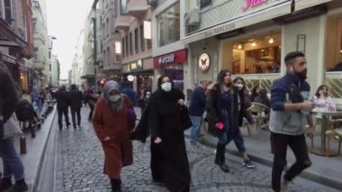 İstanbul caddesi, açık kafe, şehir hayatı. Türkiye İstanbul Eylül 2021