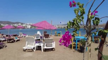 Yaz günü tatil yapan turistlerin olduğu Bodrum Gumbet plajı. Bodrum Türkiye Ağustos 2021