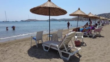 Yaz günü tatil yapan turistlerin olduğu Bodrum Gumbet plajı. Bodrum Türkiye Ağustos 2021