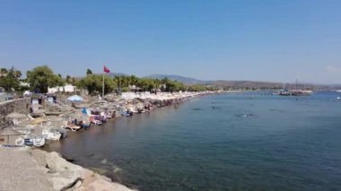 Yaz günü tatil yapan turistlerin olduğu Bodrum Yahsi plajı. Bodrum Türkiye Ağustos 2021