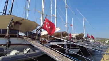 Tekneleri ve yatları olan bir bataklık. Bodrum Türkiye Ağustos 2021