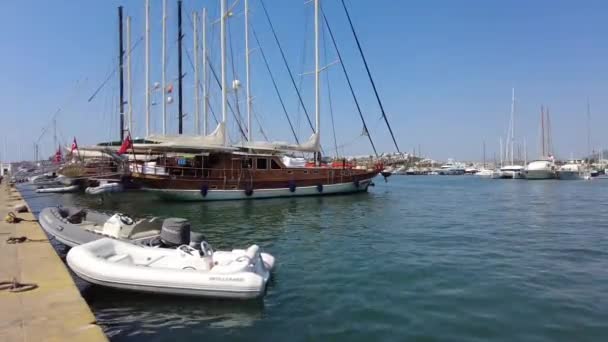 船で旧市街のボドルム堤防 トルコボドルム2021年8月 — ストック動画