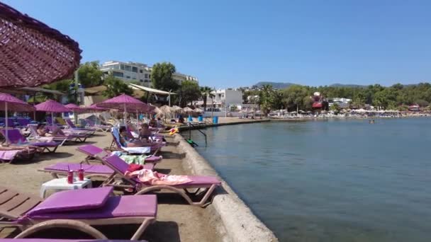 Strand Von Bodrum Gumbet Mit Urlaubern Sommertag Bodrum Türkei August — Stockvideo