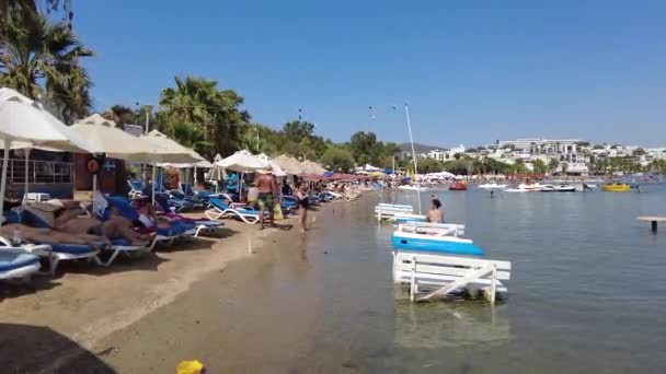 Spiaggia Bodrum Gumbet Con Turisti Vacanza Giorno Estate Bodrum Turchia — Video Stock