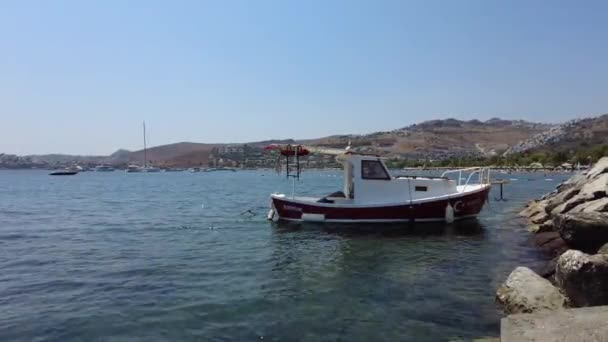 Pequeño Barco Está Amarrado Orilla Balanceándose Las Olas Bodrum Turquía — Vídeos de Stock