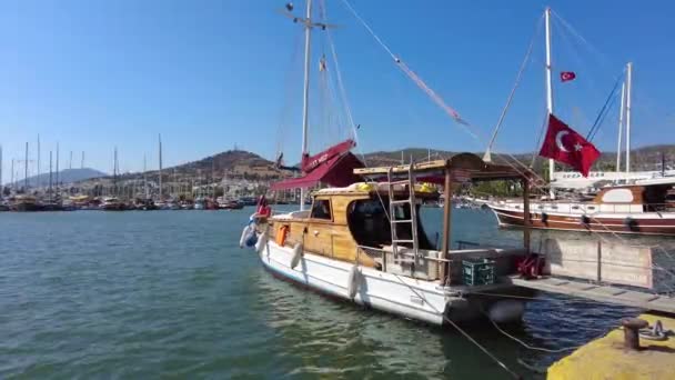 ボートやヨットとのドラム盛土 トルコボドルム2021年8月 — ストック動画