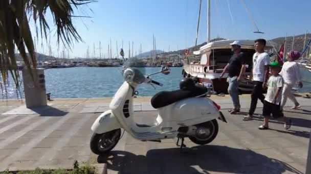 Білий Веспа Скутер Припаркований Набережній Міста Бодрум Bodrum Turkey August — стокове відео