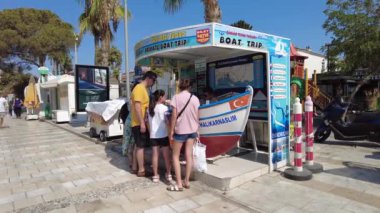 Bodrum, turistlerle alışveriş caddesi. Bodrum Türkiye Ağustos 2021