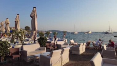 Arkasında Ege Denizi olan Bodrum 'daki restoran. Bodrum Türkiye Ağustos 2021