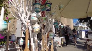 Bodrum tatil köyündeki hediyelik eşya dükkanında. Bodrum Türkiye Ağustos 2021