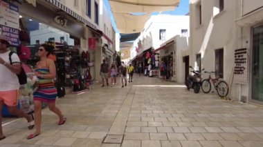 Bodrum alışveriş caddesi turistlerle dolu. Bodrum Türkiye Ağustos 2021