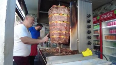 Şef geleneksel Türk yemeği Doner Kebap 'ını keser. Bodrum Türkiye Ağustos 2021