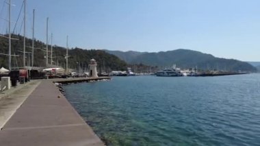 Yatı ve gezinti güvertesi olan Marmaris marinası.
