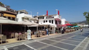 Marmaris, kafeleri, restoranları ve gezinti yerleri olan eski bir kasaba. Marmaris Türkiye Ağustos 2021