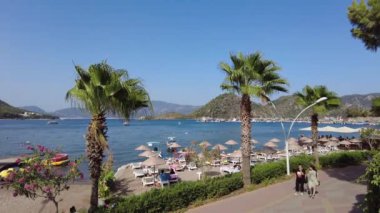 Marmaris şehrinde tatil yapan turistlerin olduğu Icmelera plajı. Marmaris Türkiye Ağustos 2021