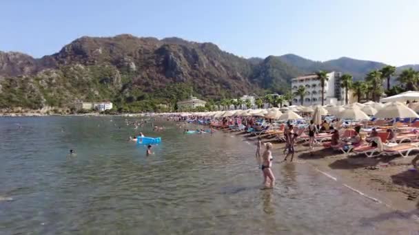 Пляж Ичмелера Отдыхающими Туристами Городе Мармарис Мармарис Турция Август 2021 — стоковое видео