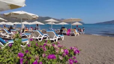 Tatilde olan turistlerle dolu Marmaris plajı. Marmaris Türkiye Ağustos 2021