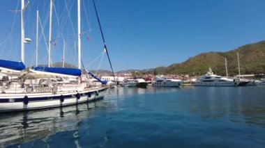 Marmaris Marina 'nın pahalı yatları var. Marmaris Türkiye Ağustos 2021