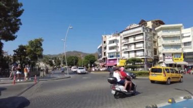 Marmaris şehrinde şehir trafiği. Marmaris Türkiye Ağustos 2021