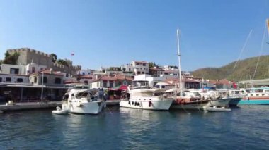 Marmaris Limanı, setten eski bir kasaba manzaralı. Marmaris Türkiye Ağustos 2021