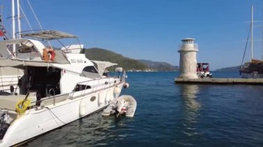 Akdeniz 'de küçük bir deniz feneri. Marmaris Türkiye Ağustos 2021