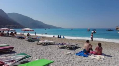 Oludeniz sahilinde tatil yapan mavi bir göl. Oludeniz Türkiye Ağustos 2021