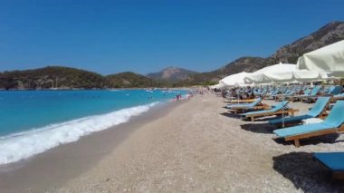 Oludeniz sahilinde tatil yapan mavi bir göl. Oludeniz Türkiye Ağustos 2021