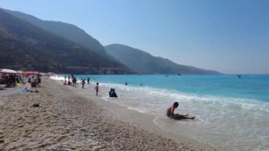 Oludeniz sahilinde tatil yapan mavi bir göl. Oludeniz Türkiye Ağustos 2021