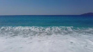 Denizde dalgalar mavi göl.