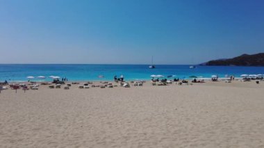 Oludeniz sahilinde tatil yapan mavi bir göl. Oludeniz Türkiye Ağustos 2021