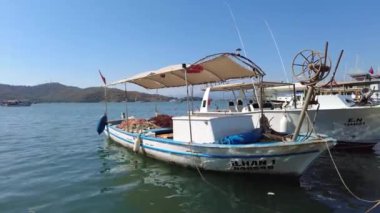 Ege Denizi 'nde küçük bir balıkçı teknesi. Fethiye Türkiye Ağustos 2021