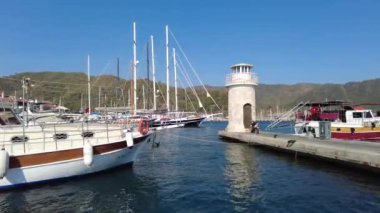 Yatı ve deniz feneri olan Marmaris marinası. Marmaris Türkiye Ağustos 2021