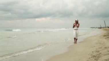 alacakaranlıkta sahil yürüyüş