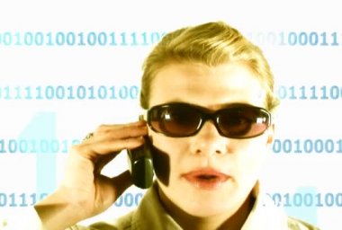 güneş gözlüğü takıyor ve cep telefonda konuşan kız