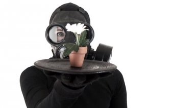 gaz maskesi ile çiçek karakteri