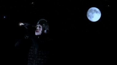 kadın explorer uzayda