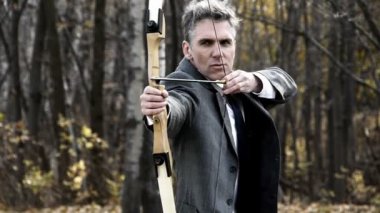 ok ve yay kullanan kurumsal adam