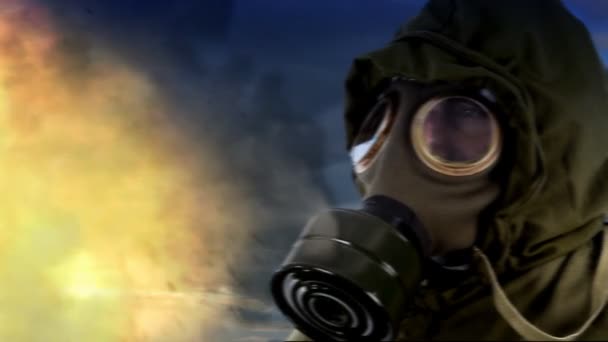 Katona gaz maszkot visel — Stock videók