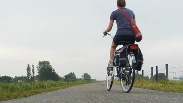 Велосипед їзда дівчина — стокове відео