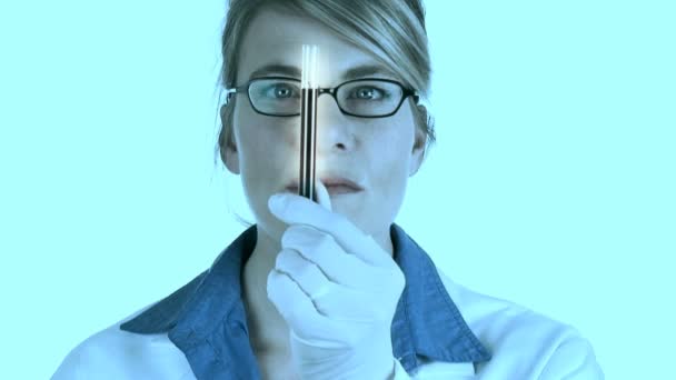 Scienziato che guarda un campione di sangue in una provetta — Video Stock